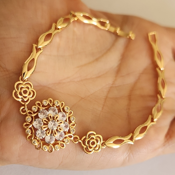 Jewelry - New 18K Gold Plated Diamond Flower Bracelet for Women